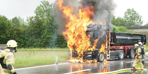 LKW in Vollbrand - A8